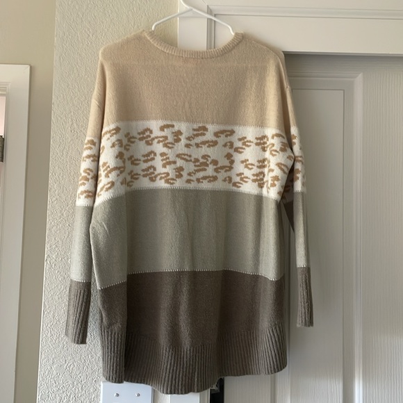 Super cute Pink Lily Sweater ❤️ - Picture 3 of 3